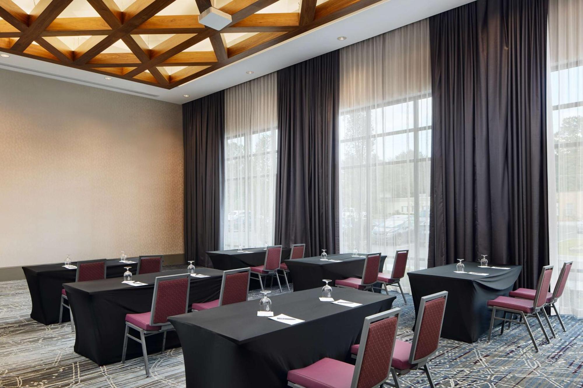 Embassy Suites By Hilton Atlanta Airport North Hapeville Exterior photo