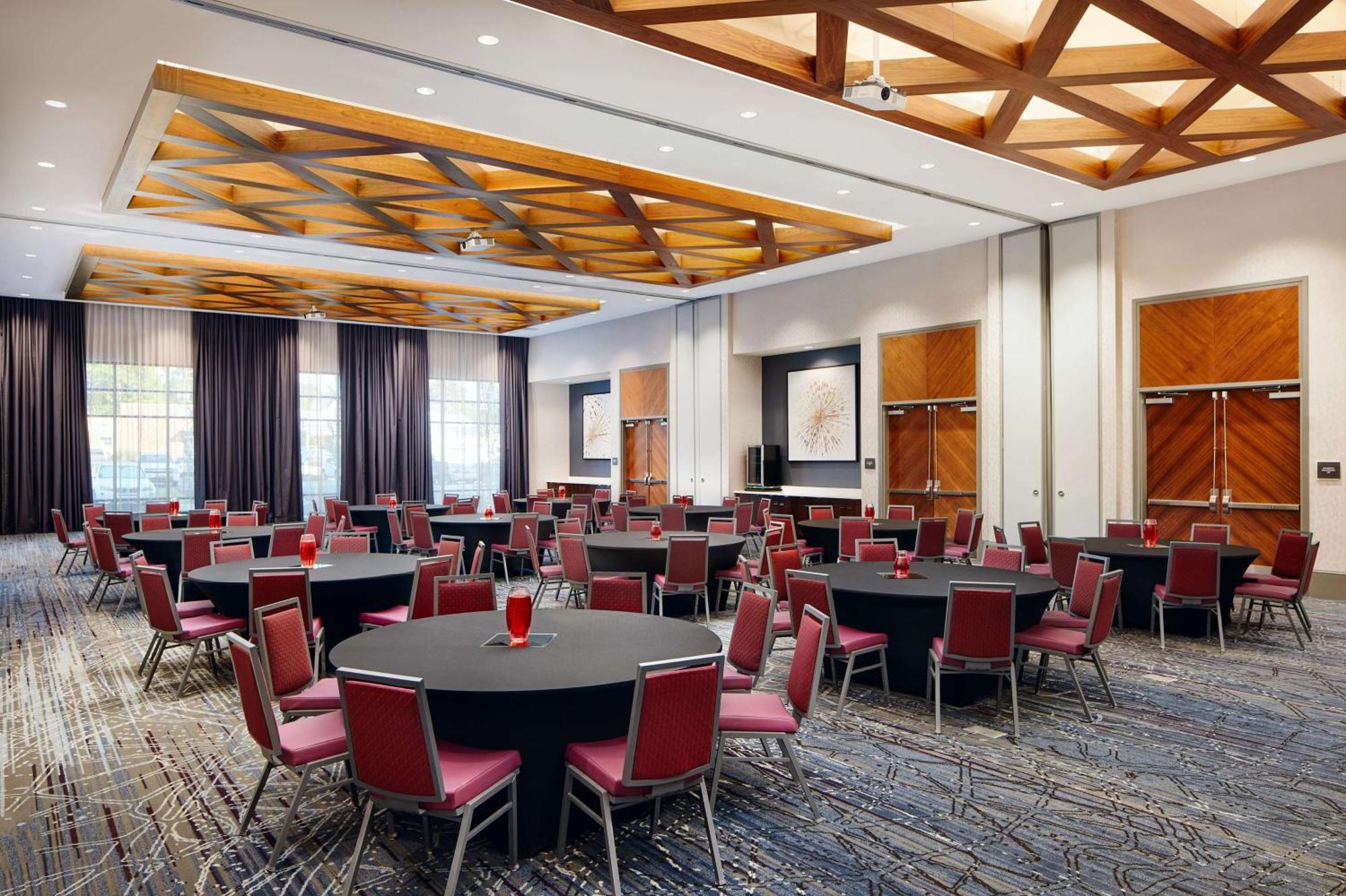 Embassy Suites By Hilton Atlanta Airport North Hapeville Exterior photo
