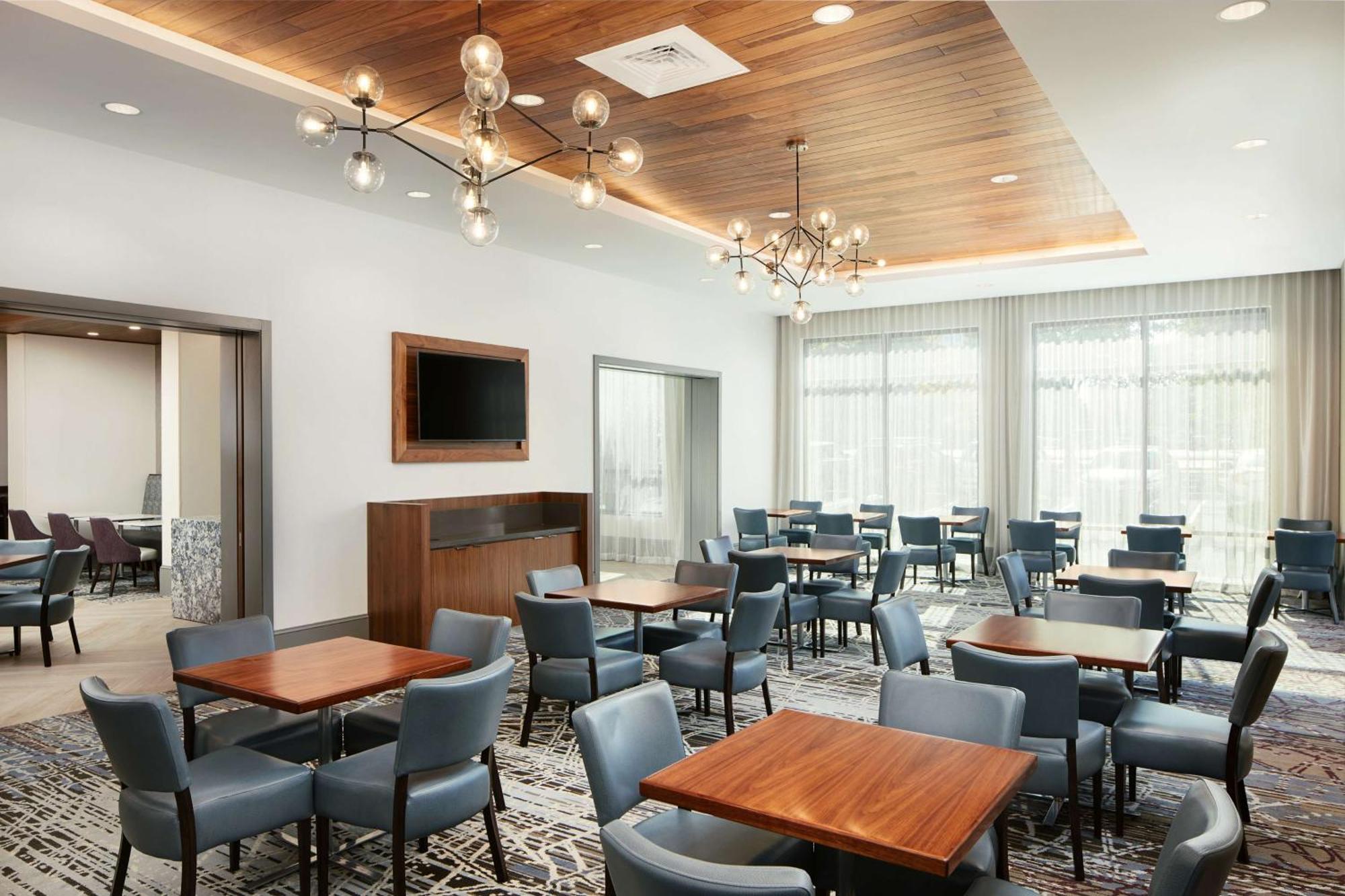 Embassy Suites By Hilton Atlanta Airport North Hapeville Exterior photo